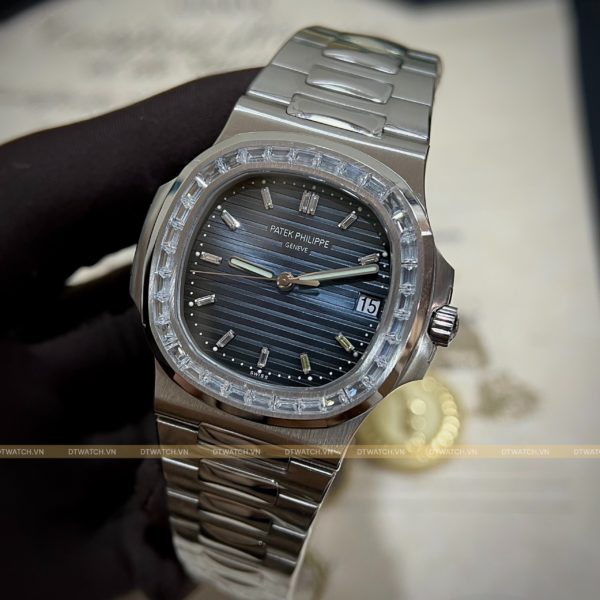 Đồng hồ Patek Philippe Nautilus 5724 bản thép trắng Baguette Diamonds Benzel Mặt Số Xanh Blue 40mm Replica 11 Đồng hồ Patek Philippe Nautilus 5724 bản thép trắng Baguette Diamonds Benzel Mặt Số Xanh Blue 40mm Replica