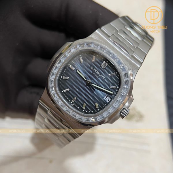 Đồng hồ Patek Philippe Nautilus 5724 bản thép trắng Baguette Diamonds Benzel Mặt Số Xanh Blue 40mm Replica 12 Đồng hồ Patek Philippe Nautilus 5724 bản thép trắng Baguette Diamonds Benzel Mặt Số Xanh Blue 40mm Replica