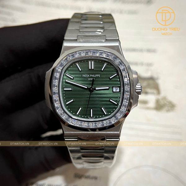 Đồng hồ Patek Philippe Nautilus 5711 bản thép trắng Baguette Moissanite Benzel Mặt Số Xanh Green 40mm Replica 9 Đồng hồ Patek Philippe Nautilus 5711 bản thép trắng Baguette Moissanite Benzel Mặt Số Xanh Green 40mm Replica