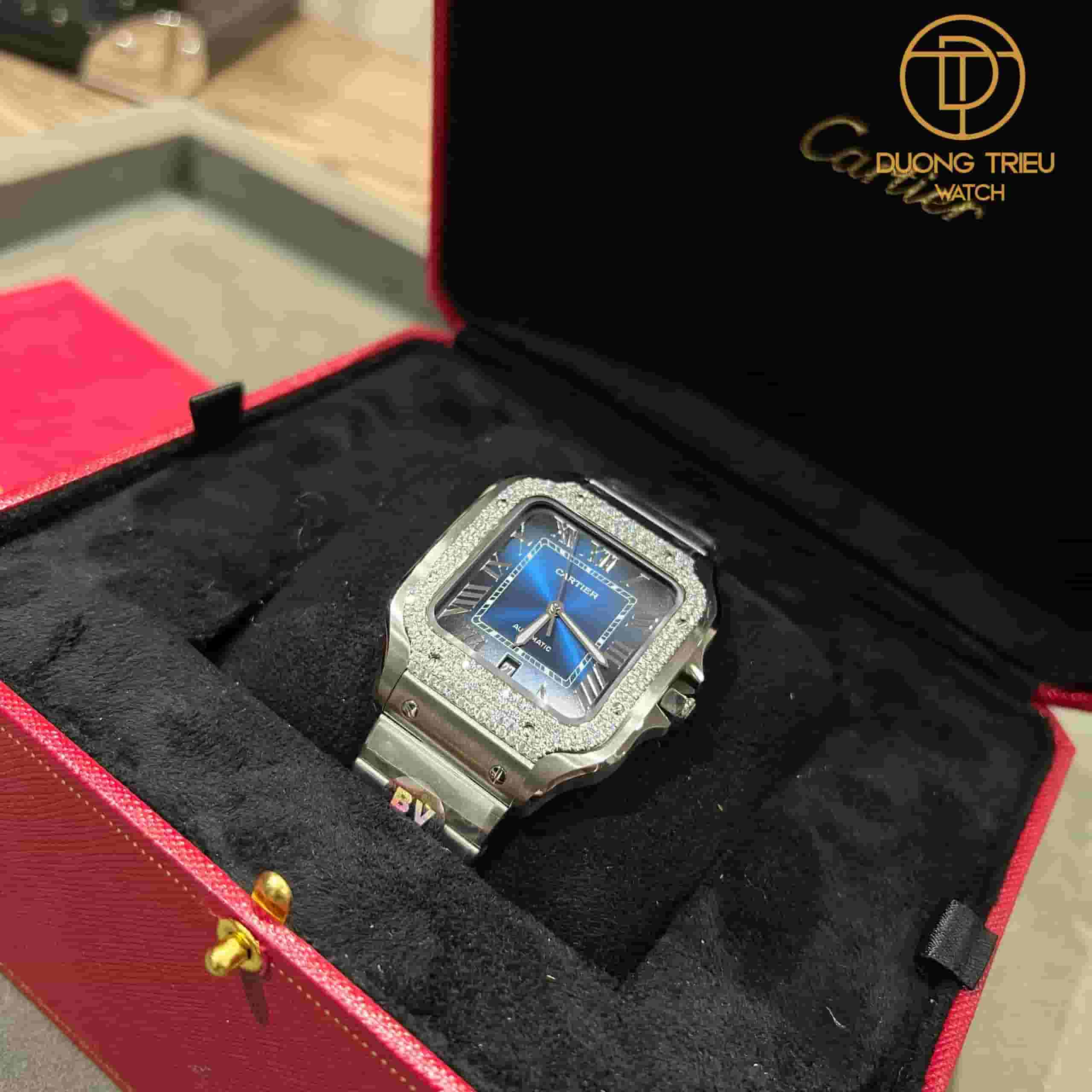 Đồng Hồ Cartier Santos Dial Blue Nạm Viền Demi Kim Moisanite Replica 1:1 New 2023 20 Đồng Hồ Cartier Santos Dial Blue Nạm Viền Demi Kim Moisanite Replica 11 New 2023