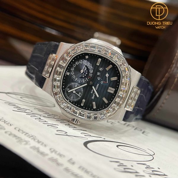 Đồng Hồ Chế Tác Patek Philippe Nautilus 5724r 40mm Kim Cương Tự Nhiên Baguette Vỏ Vàng Khối 18k