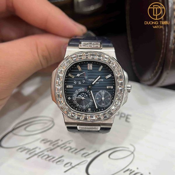 Đồng Hồ Chế Tác Patek Philippe Nautilus 5724r 40mm Kim Cương Tự Nhiên Baguette Vỏ Vàng Khối 18k