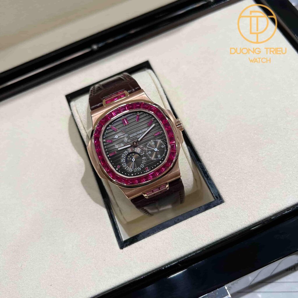 Đồng Hồ Patek Philippe Nautilus 5712 Bọc Vàng 18k Nạm Ruby Đỏ